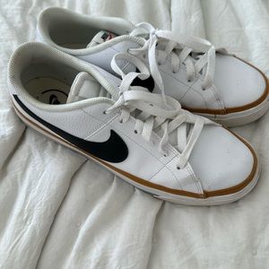 Nike Court Legacy size 10 barely worn, great condition